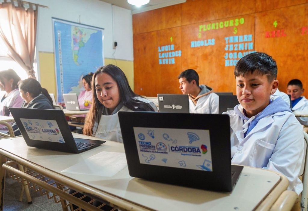 Más de 600 escuelas rurales ya cuentan con internet&nbsp;satelital