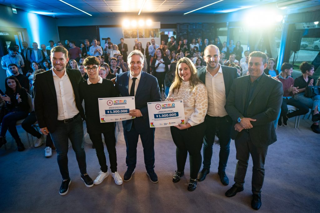 Llaryora entregó créditos sin interés a jóvenes&nbsp;emprendedores