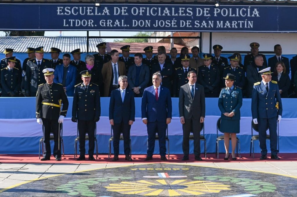 Llaryora tomó juramento a la bandera a cadetes de la Policía y el Servicio&nbsp;Penitenciario