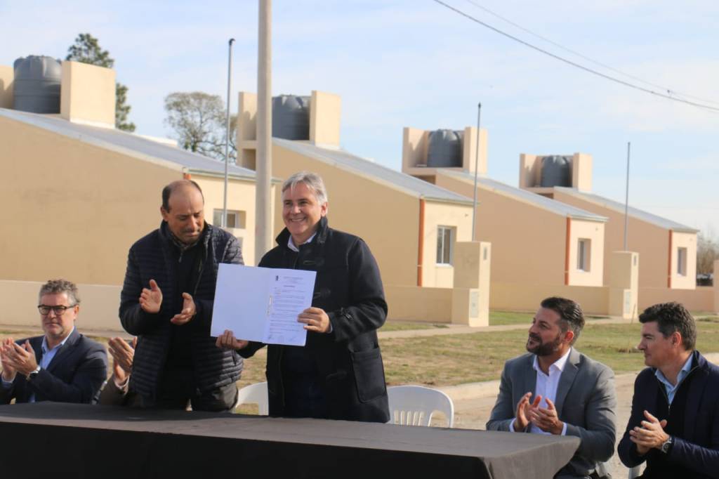 Llaryora inauguró viviendas en Wenceslao Escalante y entregó aportes para distintas&nbsp;obras