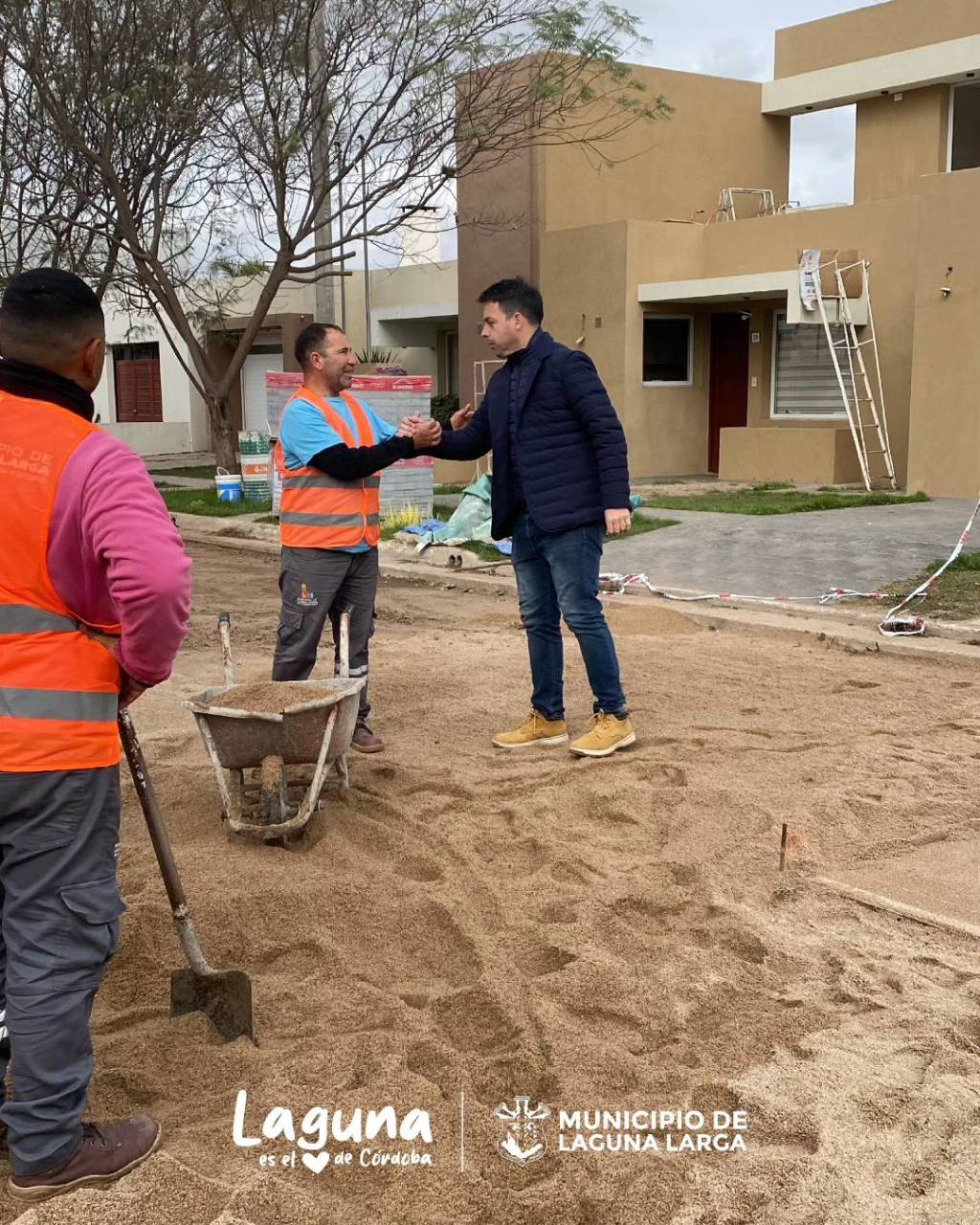 Más obras en Laguna Larga: adoquinado en calle Eva&nbsp;Perón