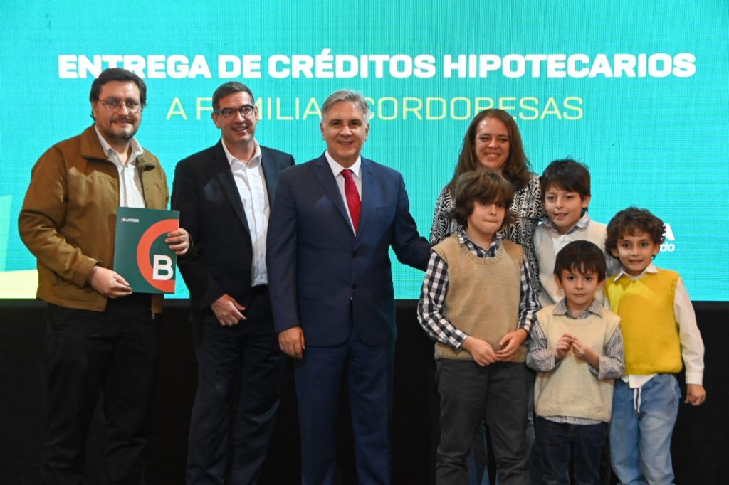 Créditos hipotecarios de Bancor: Llaryora entregó los primeros seis préstamos desde su&nbsp;anuncio